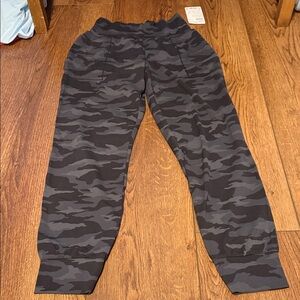 Athleta Salutation Camo Jogger in Black and Gray size MT NWT